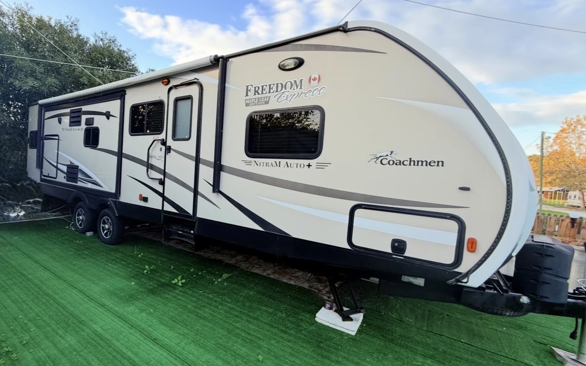 Каравана Coachmen Freedom Express 322 RLDS, снимка 5 - Каравани и кемпери - 56182941
