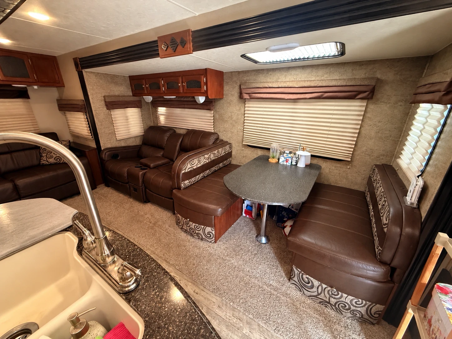 Каравана Coachmen Freedom Express 322 RLDS, снимка 7 - Каравани и кемпери - 56182941