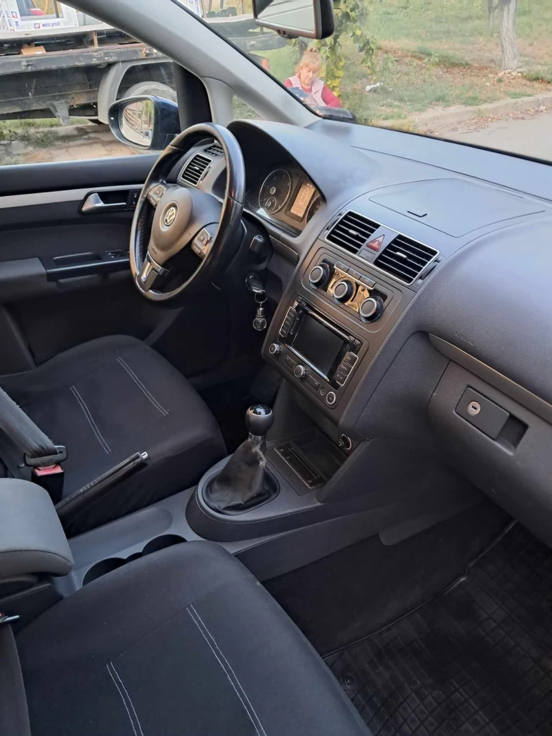 VW Touran 1.6 TDI, снимка 4 - Автомобили и джипове - 47479699