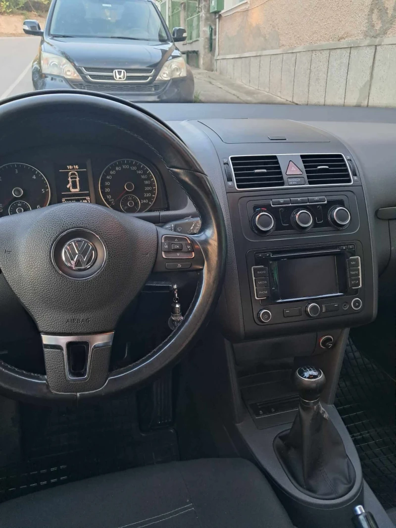 VW Touran 1.6 TDI, снимка 3 - Автомобили и джипове - 47479699