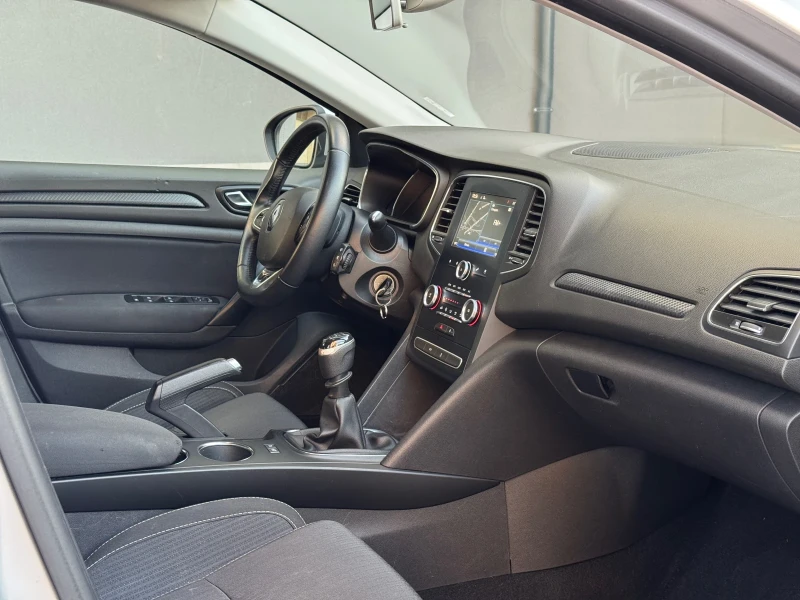 Renault Megane  1.5dci // ВЪРНАТ ОТ ЛИЗИНГ// Гаранция до 2027г, снимка 5 - Автомобили и джипове - 50799070