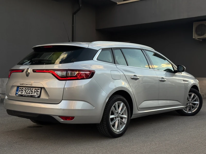 Renault Megane  1.5dci // ВЪРНАТ ОТ ЛИЗИНГ// Гаранция до 2027г, снимка 2 - Автомобили и джипове - 50799070