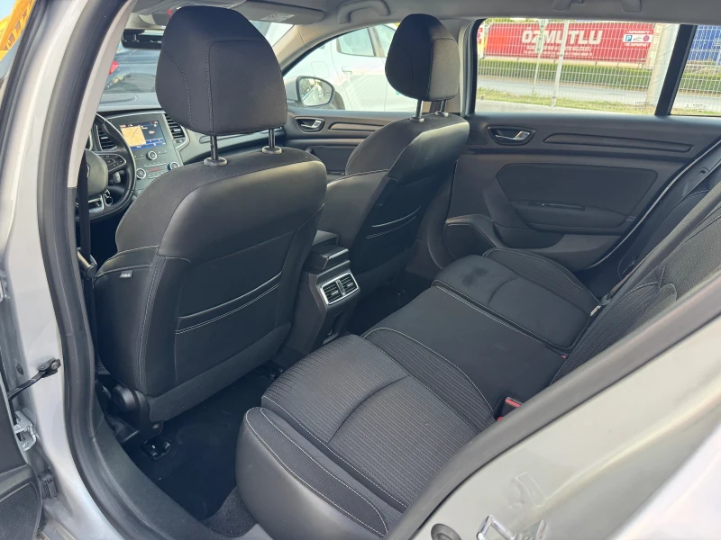 Renault Megane  1.5dci // ВЪРНАТ ОТ ЛИЗИНГ// Гаранция до 2027г, снимка 7 - Автомобили и джипове - 50799070