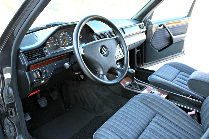 Mercedes-Benz 124 200-E Климатроник, снимка 11 - Автомобили и джипове - 51705070