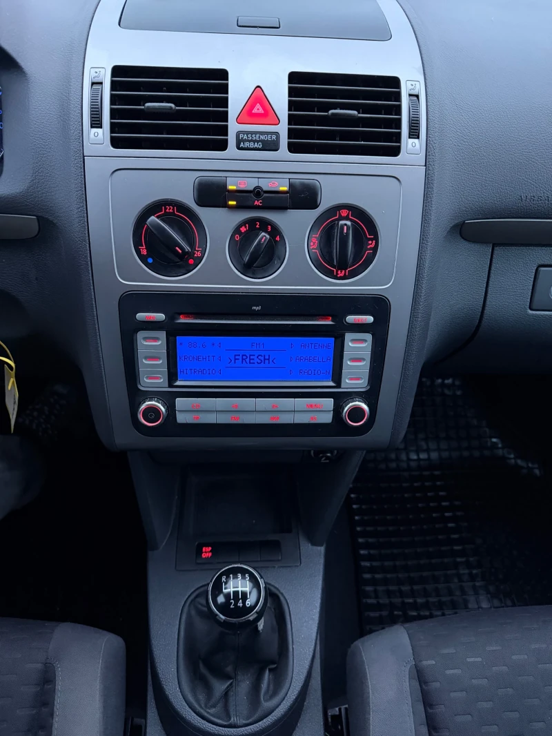 VW Touran 1.9 TDI * FACELIFT* , снимка 15 - Автомобили и джипове - 53296262