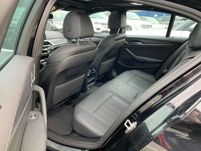 BMW 530 * 530i xDrive* БЕЗ ЗАБЕЛЕЖКИ* АМБИЕНТНО* ПАНАРОМА*, снимка 10 - Автомобили и джипове - 53508147