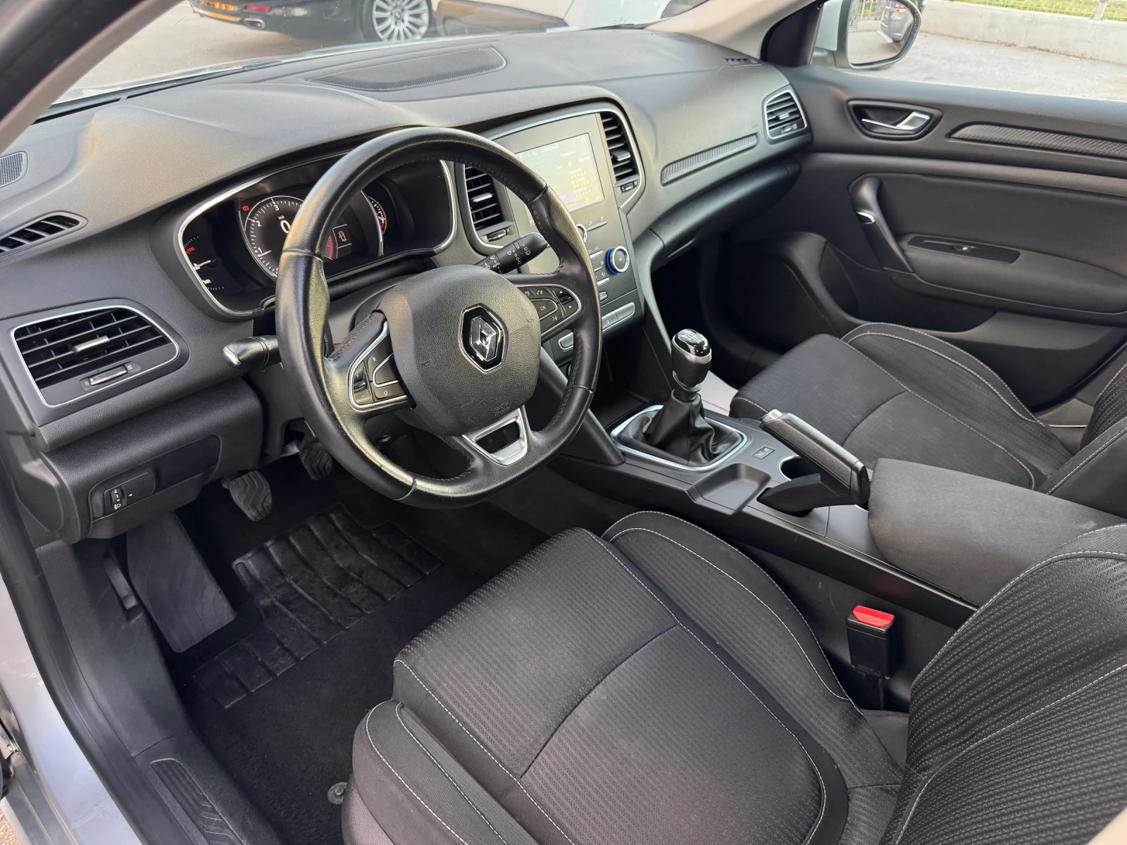 Renault Megane  1.5dci // ВЪРНАТ ОТ ЛИЗИНГ// Гаранция до 2027г - изображение 4