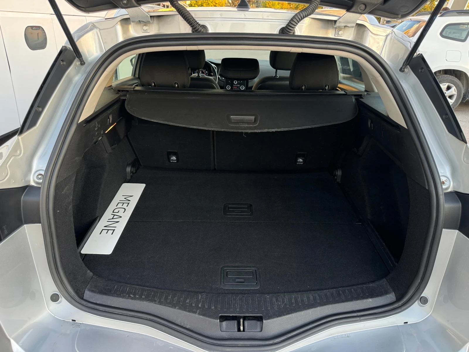 Renault Megane  1.5dci // ВЪРНАТ ОТ ЛИЗИНГ// Гаранция до 2027г - изображение 8