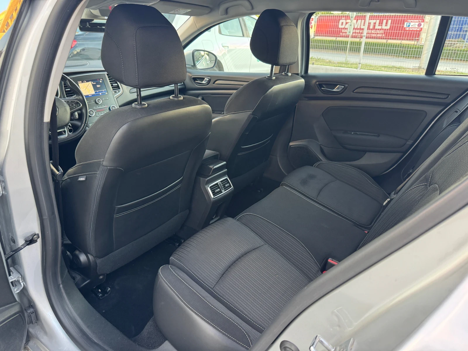 Renault Megane  1.5dci // ВЪРНАТ ОТ ЛИЗИНГ// Гаранция до 2027г - изображение 7