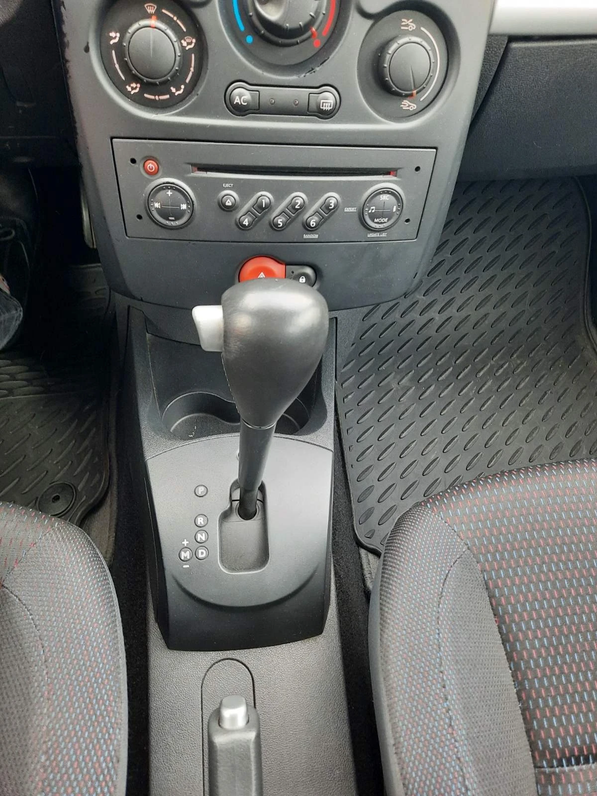 Renault Clio 1.6, снимка 10 - Автомобили и джипове - 54670786