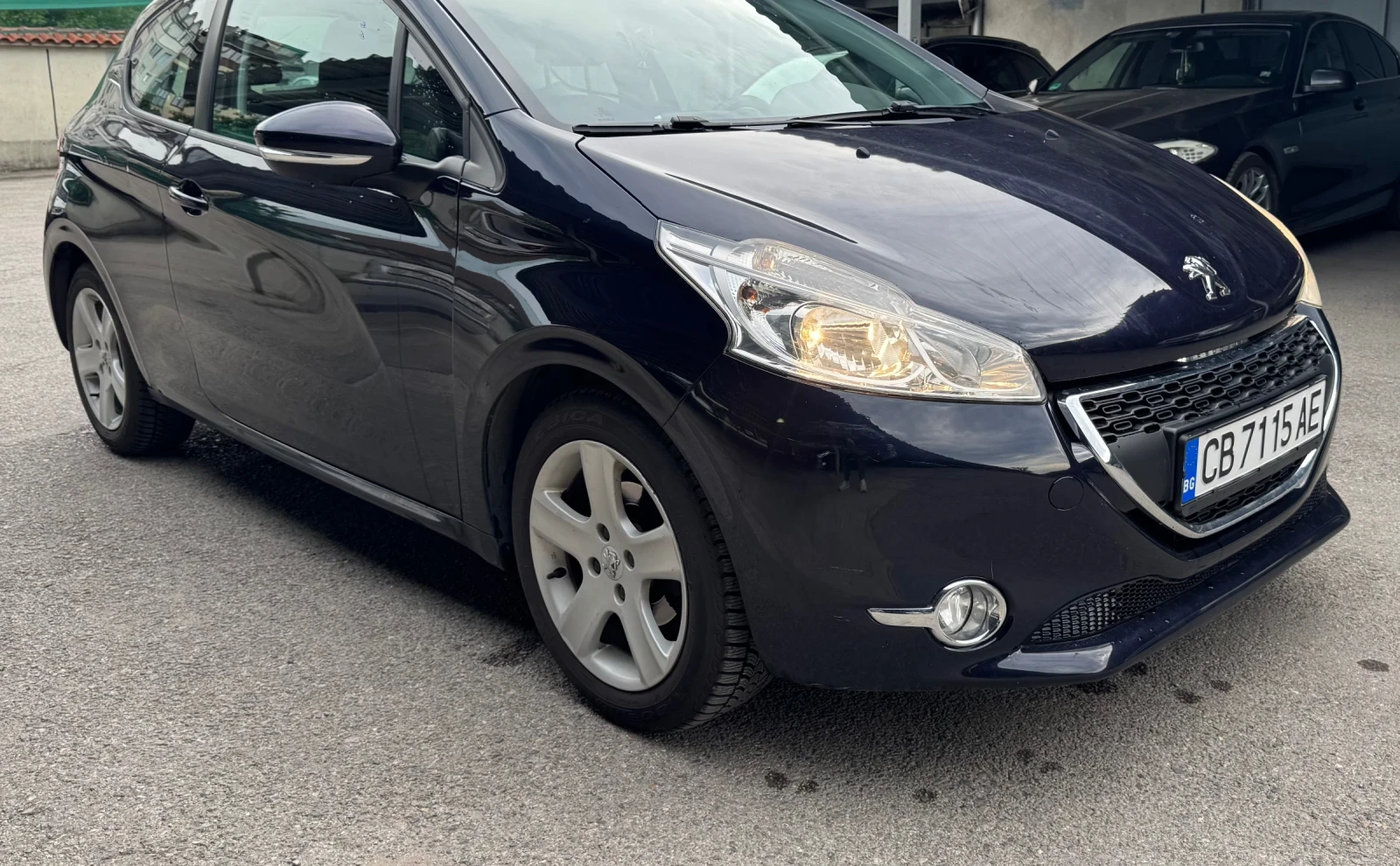 Peugeot 208 1.2i (климатик), снимка 2 - Автомобили и джипове - 55004388