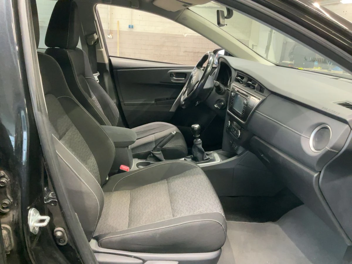 Toyota Auris 2.0 Дизел, снимка 7 - Автомобили и джипове - 55231688