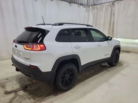 Jeep Cherokee * TRAILHAWK * PANORAMA* ПОДГРЕВИ* 2 КЛЮЧА* CARFAX  - 21000 € / 41072.43 лв. - 19839360 3