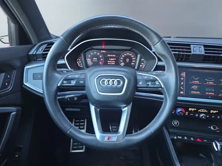 Audi Q3 Progressiv * S-Line * Black Optics * CARFAX, снимка 15 - Автомобили и джипове - 54812265