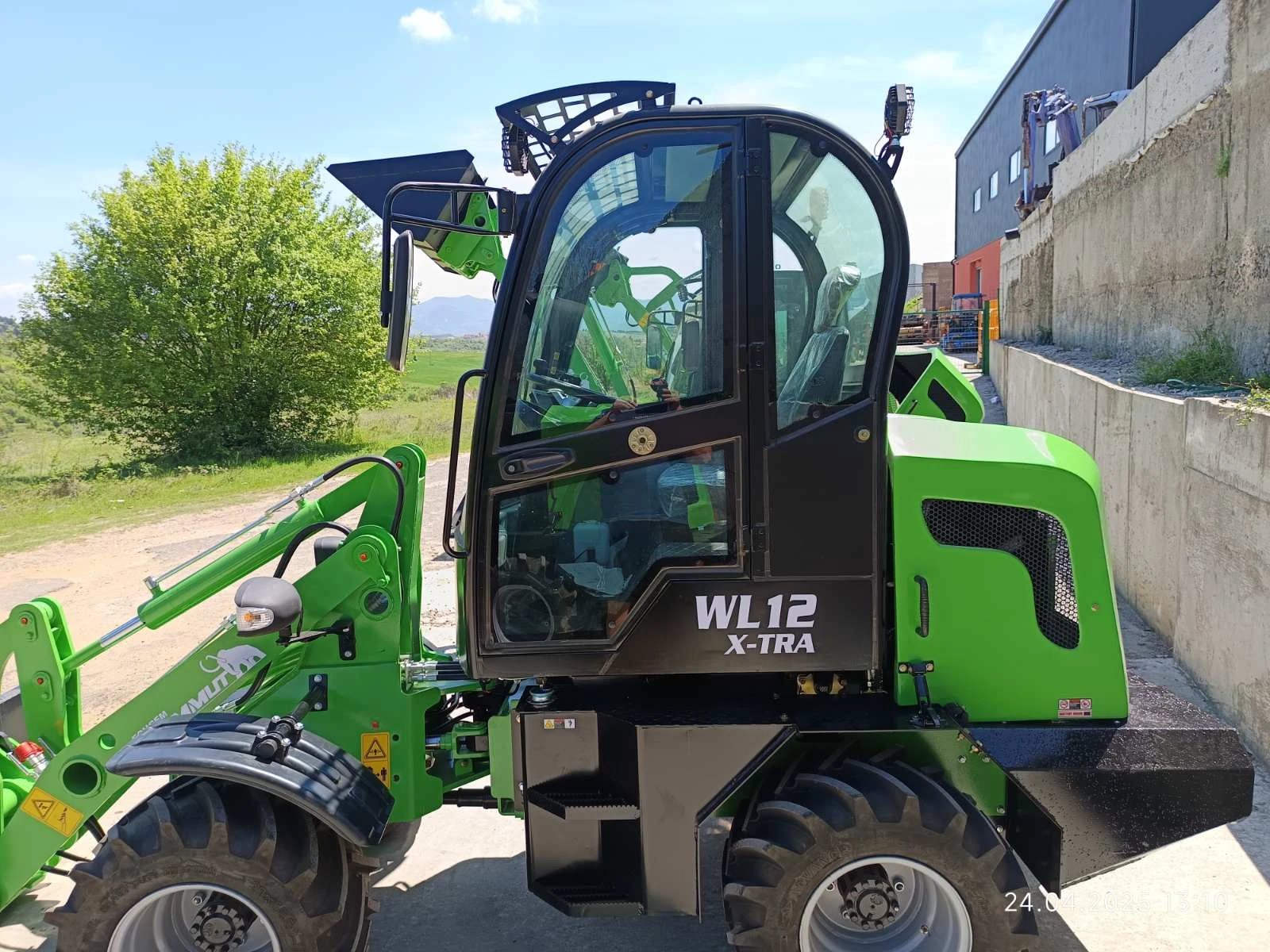 Мини челни товарачи Komatsu МАМУТ X -TRA - изображение 5