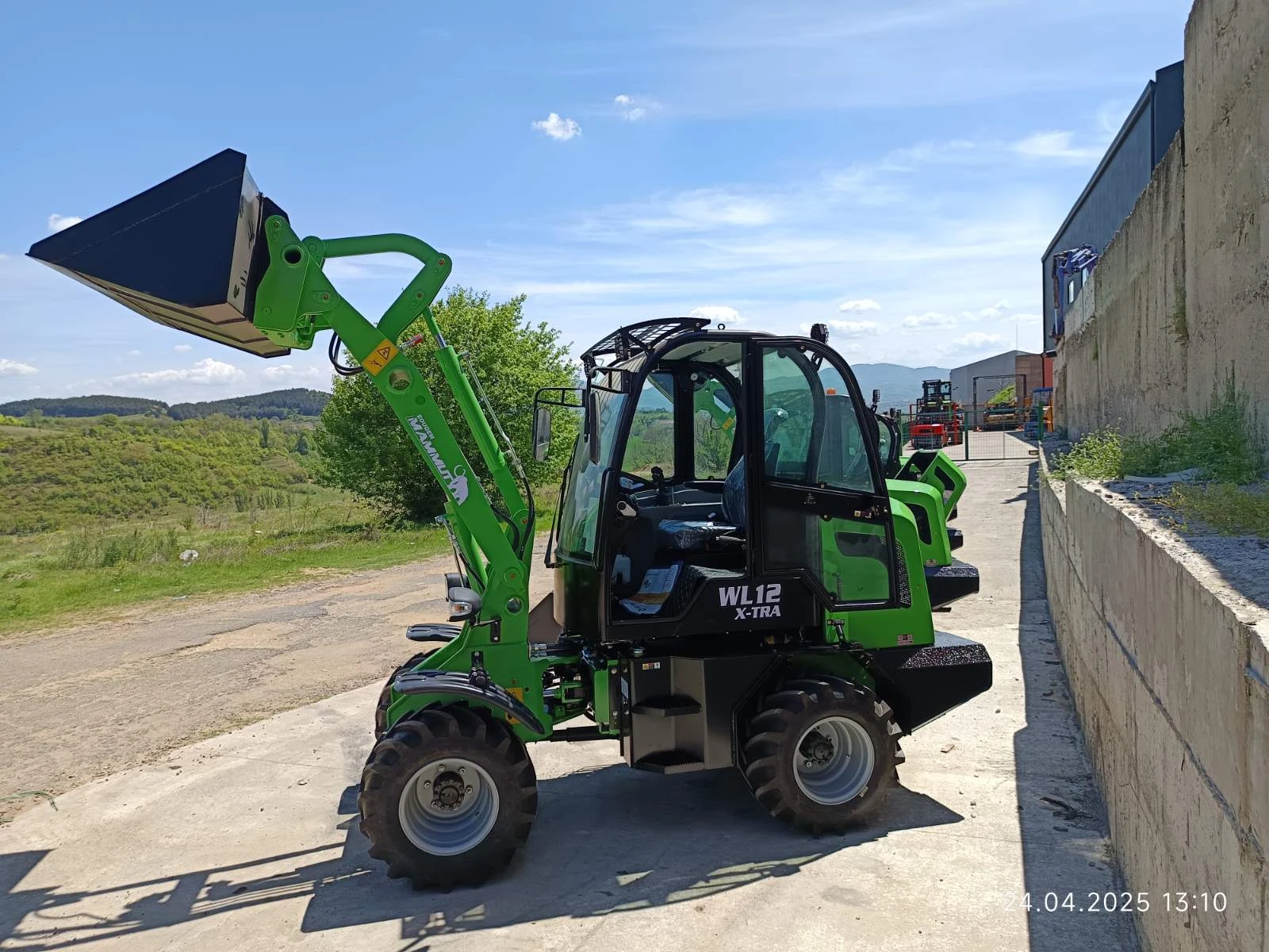 Мини челни товарачи Komatsu МАМУТ X -TRA - изображение 3
