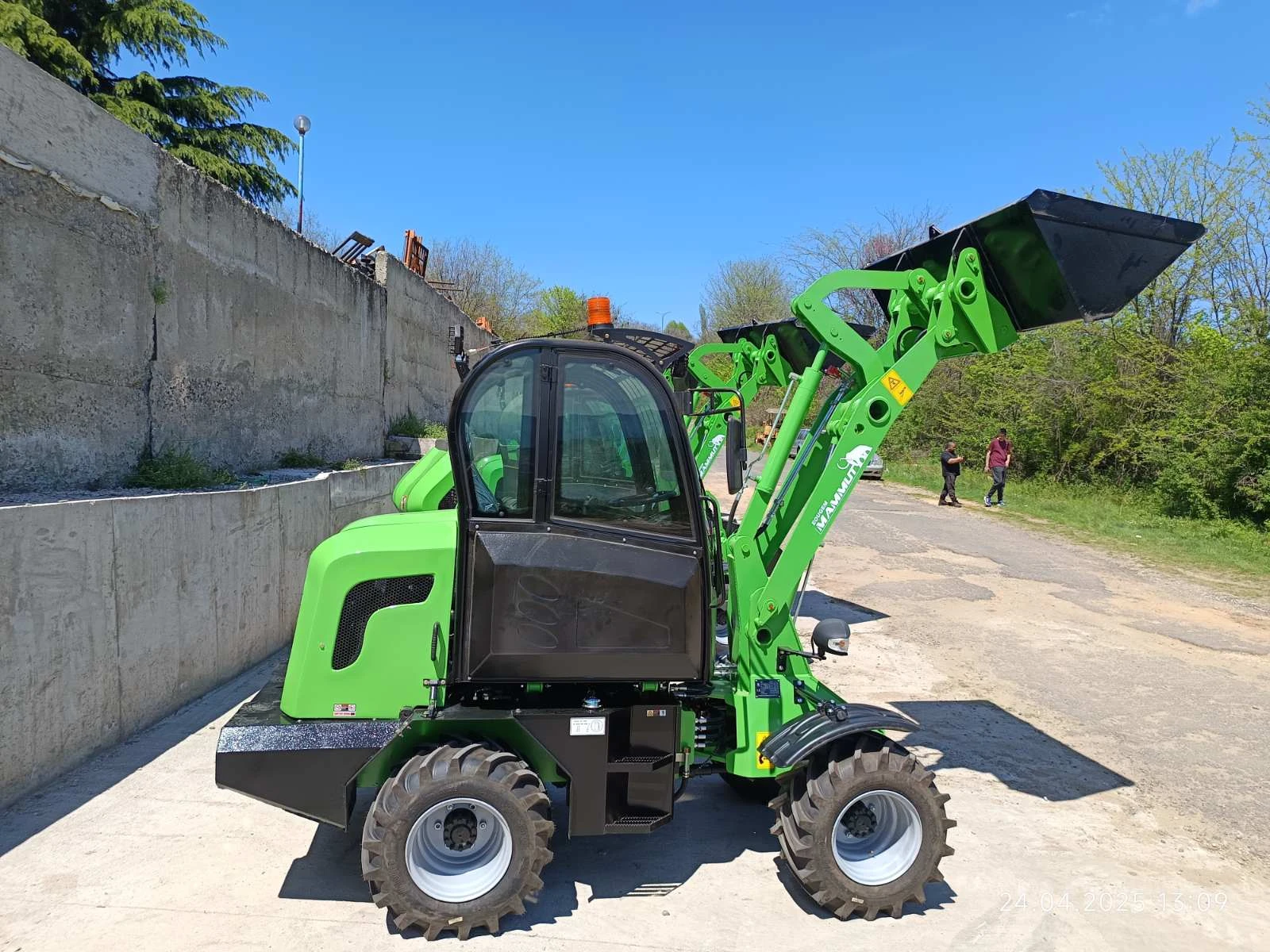 Мини челни товарачи Komatsu МАМУТ X -TRA - изображение 10