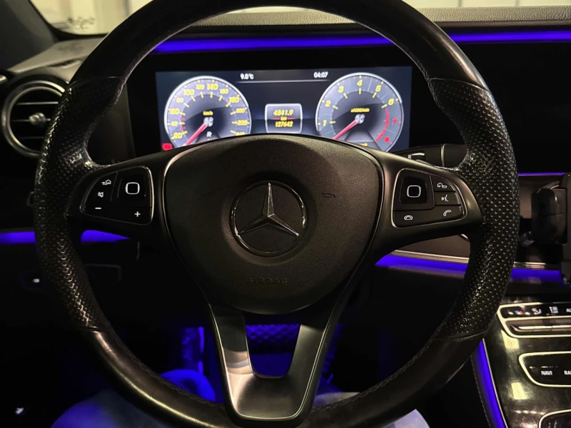 Mercedes-Benz E 400 * АВТО КРЕДИТ* ЦЕНА ДО БГ * СЕРВИЗНА ИСТОРИЯ * , снимка 12 - Автомобили и джипове - 52976410