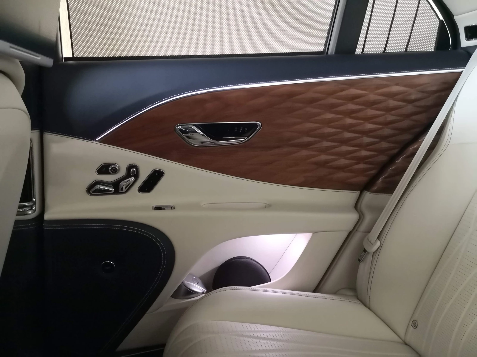 Bentley Flying Spur W12/ NAIM/ 3D WALNUT VENEER/ NIGHT VISION/ PANO/22 | Mobile.bg   16