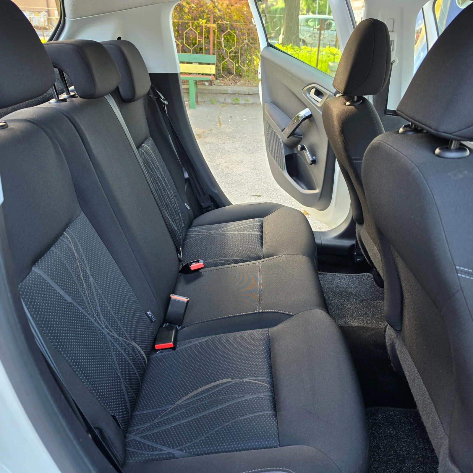 Peugeot 208 1.4HDI, снимка 11 - Автомобили и джипове - 54285598