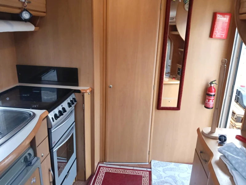 Каравана Swift СОЛАР/МУВЪР/ДУШ КАБИНА/ФОРСЕЛ/TV, снимка 14 - Каравани и кемпери - 53288364