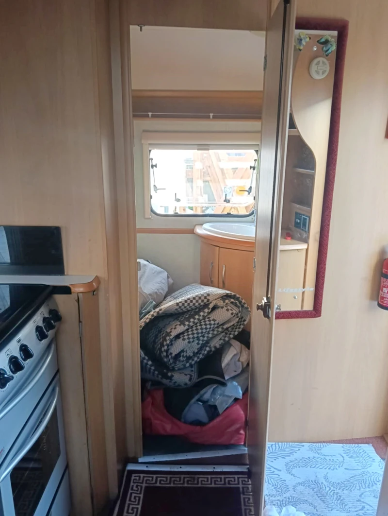 Каравана Swift СОЛАР/МУВЪР/ДУШ КАБИНА/ФОРСЕЛ/TV, снимка 13 - Каравани и кемпери - 53288364