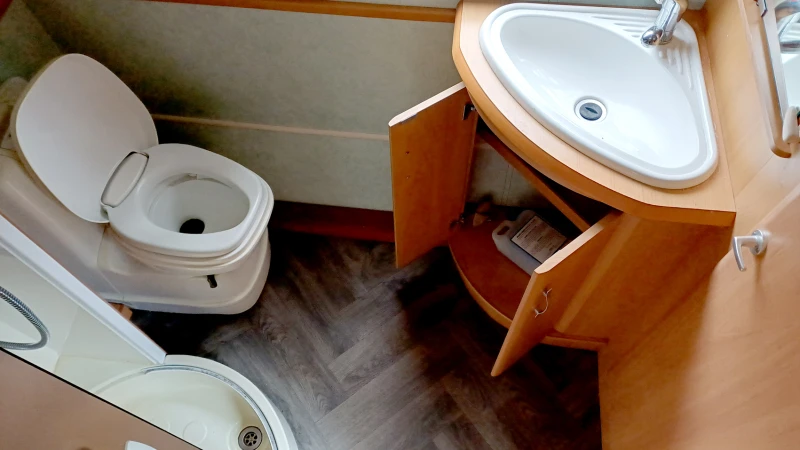 Каравана Swift СОЛАР/МУВЪР/ДУШ КАБИНА/ФОРСЕЛ/TV/ИНВЕРТОР, снимка 13 - Каравани и кемпери - 53288364