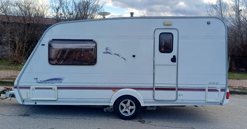 Каравана Swift СОЛАР/МУВЪР/ДУШ КАБИНА/ФОРСЕЛ/TV/ИНВЕРТОР, снимка 6 - Каравани и кемпери - 53288364