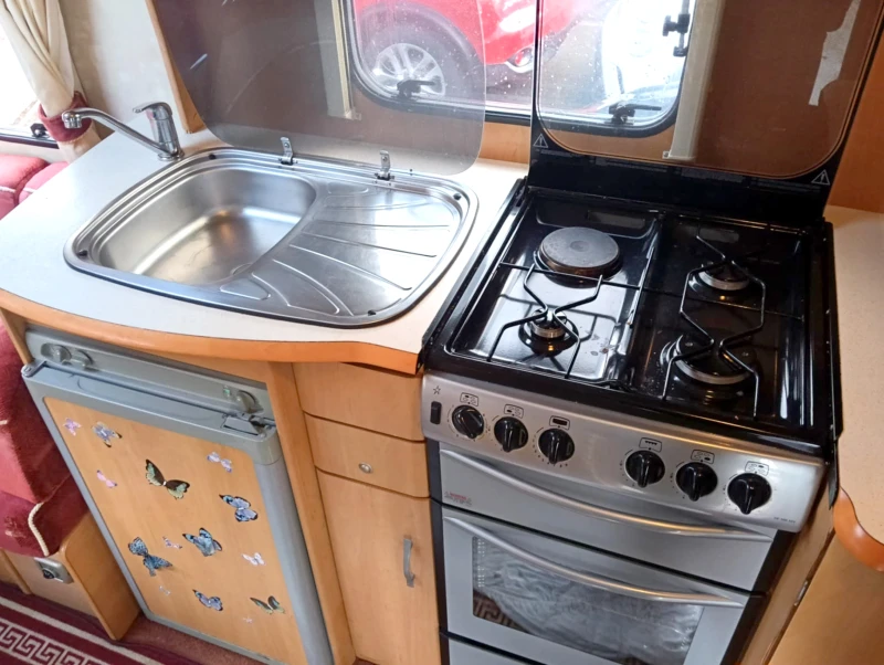 Каравана Swift СОЛАР/МУВЪР/ДУШ КАБИНА/ФОРСЕЛ/TV, снимка 9 - Каравани и кемпери - 53288364