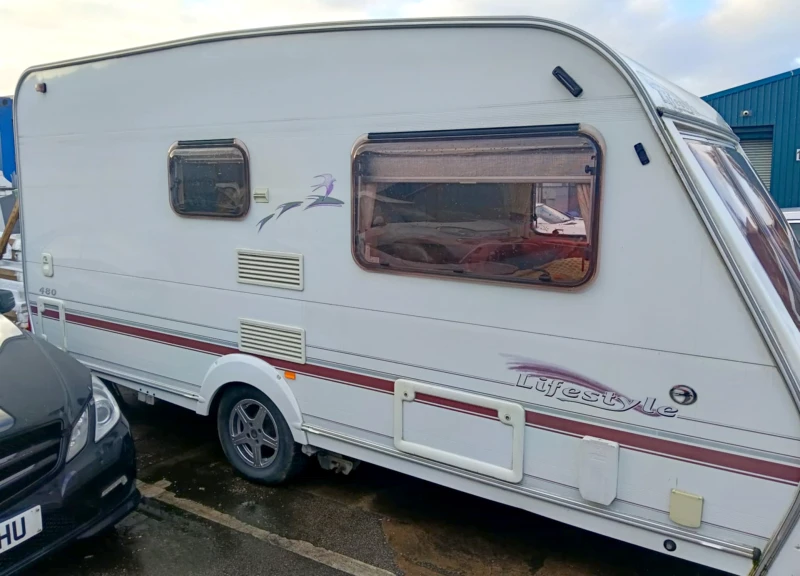 Каравана Swift СОЛАР/МУВЪР/ДУШ КАБИНА/ФОРСЕЛ/TV, снимка 3 - Каравани и кемпери - 53288364