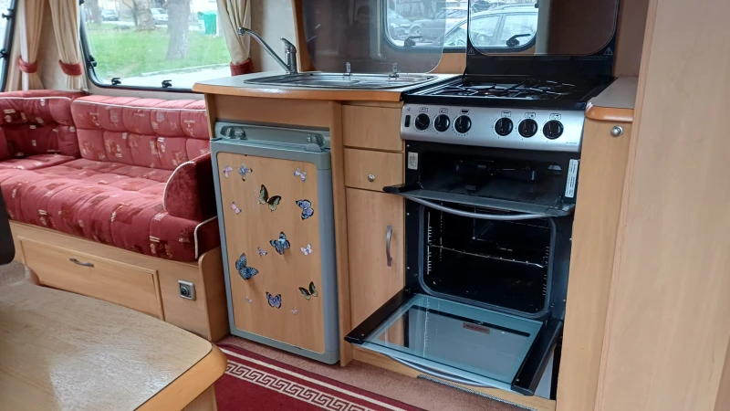 Каравана Swift СОЛАР/МУВЪР/ДУШ КАБИНА/ФОРСЕЛ/TV/ИНВЕРТОР, снимка 16 - Каравани и кемпери - 53288364