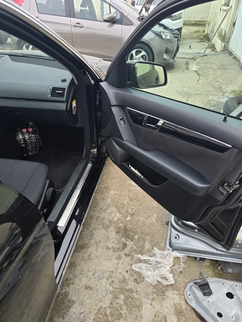 Mercedes-Benz C 220, снимка 6 - Автомобили и джипове - 52693656