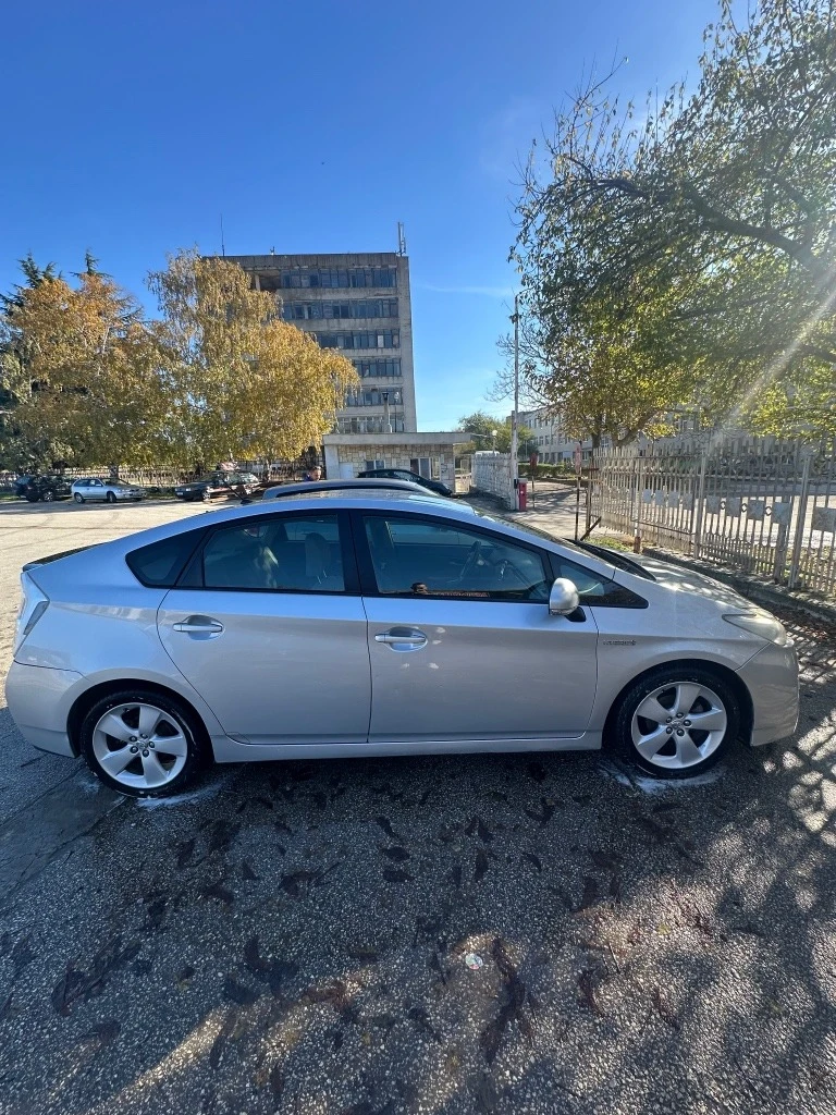 Toyota Prius 1.8 hybrid, снимка 3 - Автомобили и джипове - 52684905