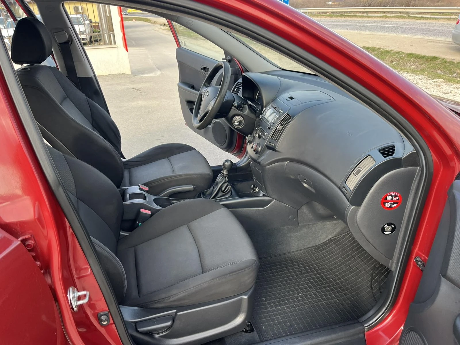 Hyundai I30 1.6CRDI 90кс EURO 4 КЛИМАТИК , снимка 11 - Автомобили и джипове - 53850750