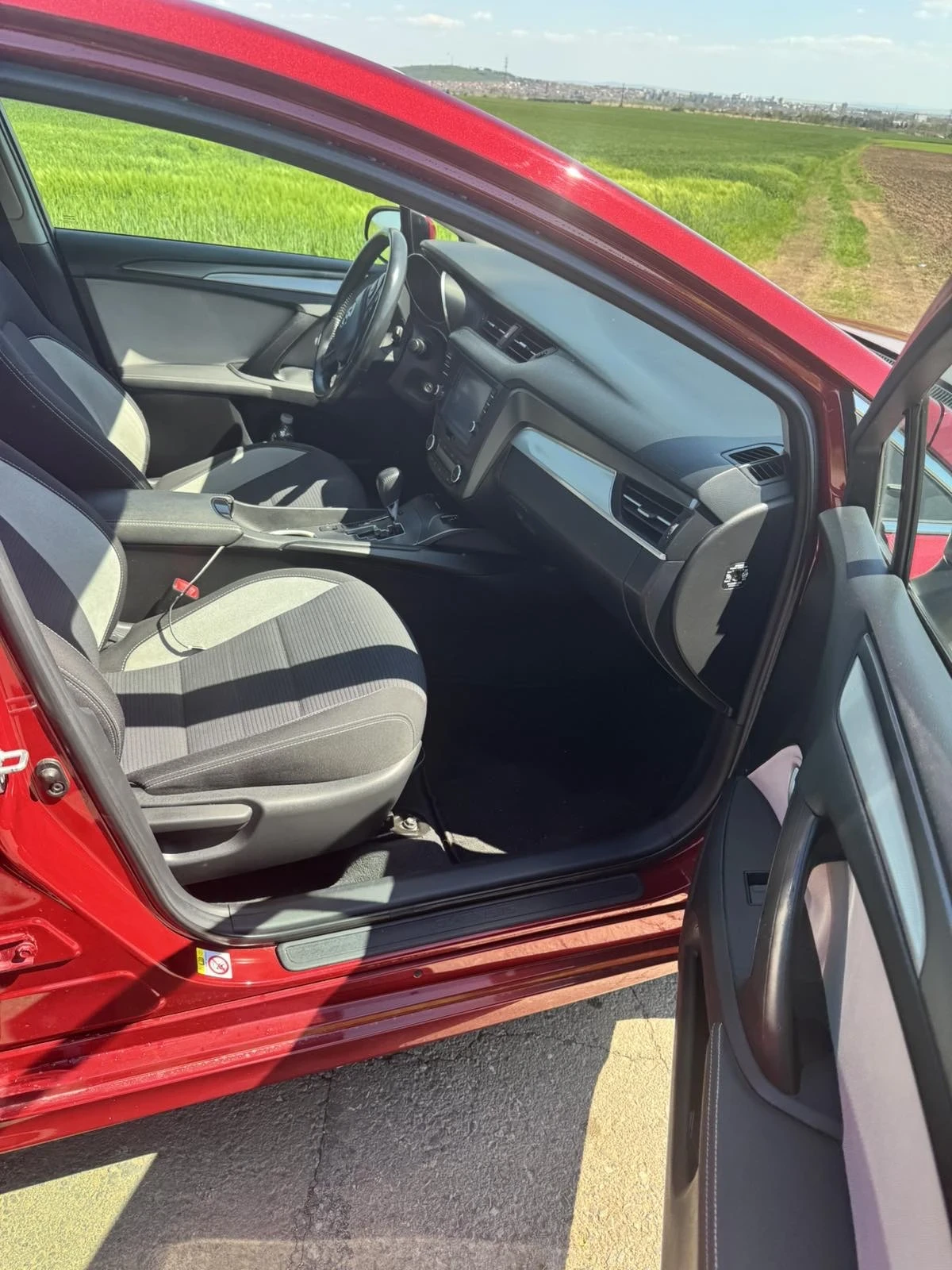 Toyota Avensis 1.8 Executive, снимка 9 - Автомобили и джипове - 54312369