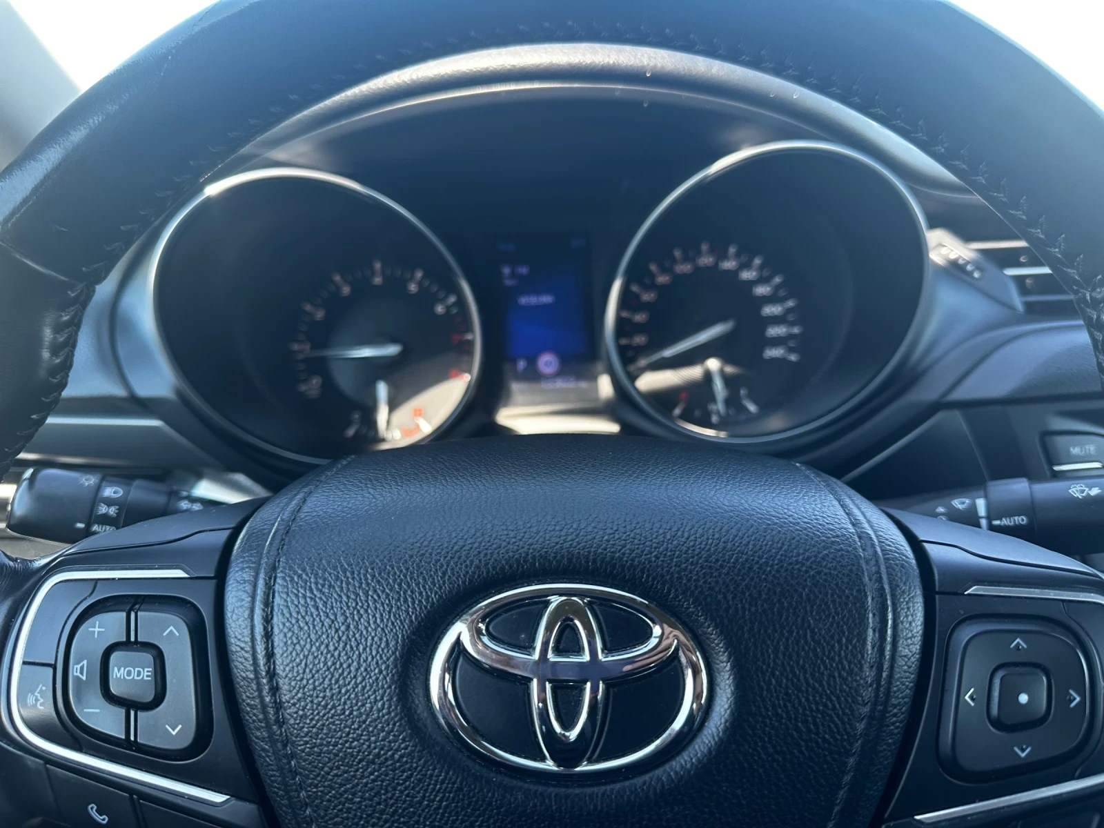 Toyota Avensis 1.8 Executive, снимка 10 - Автомобили и джипове - 54312369