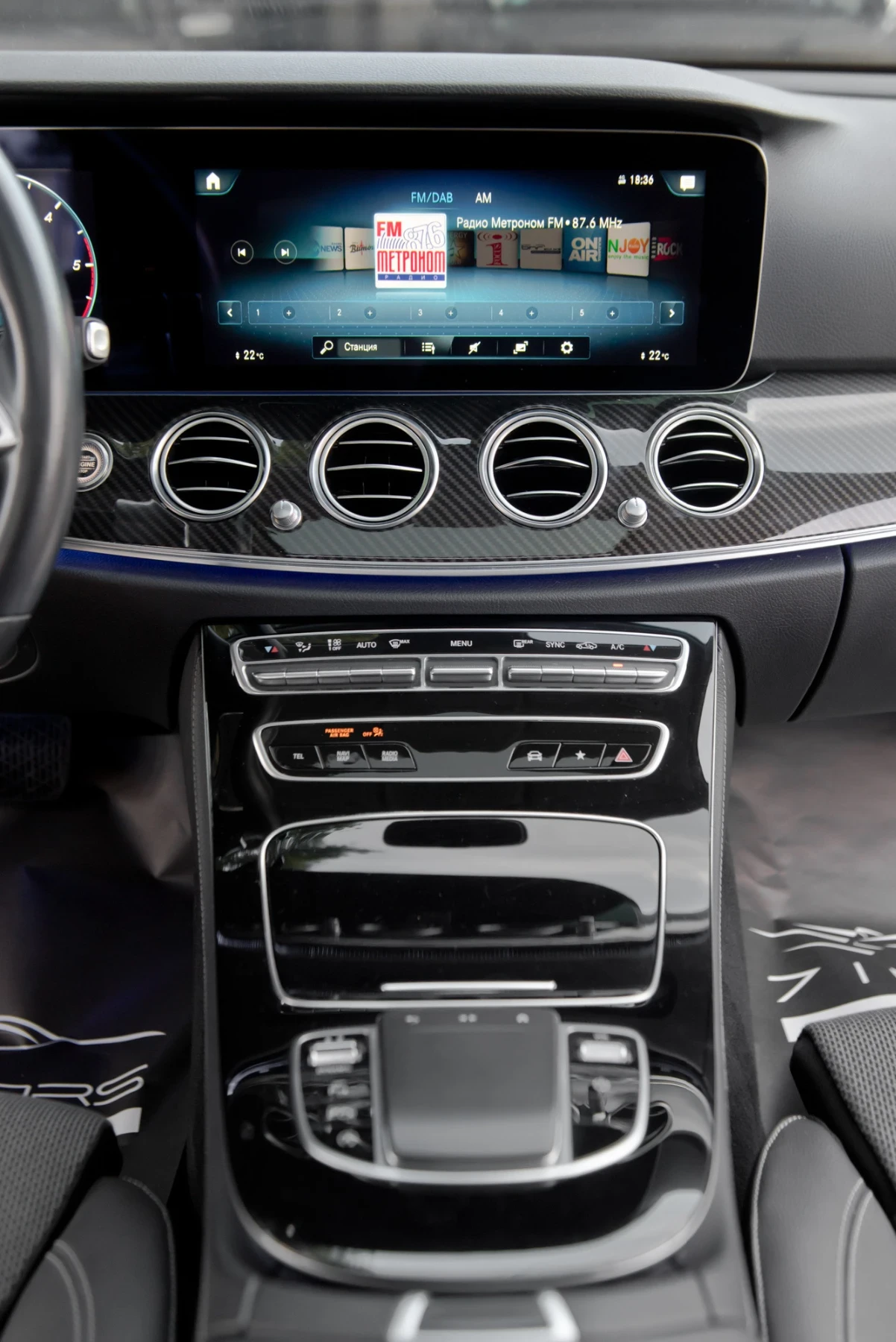 Mercedes-Benz E 220 AMG/9G/MAXTON/CARBON/20, снимка 13 - Автомобили и джипове - 55989664