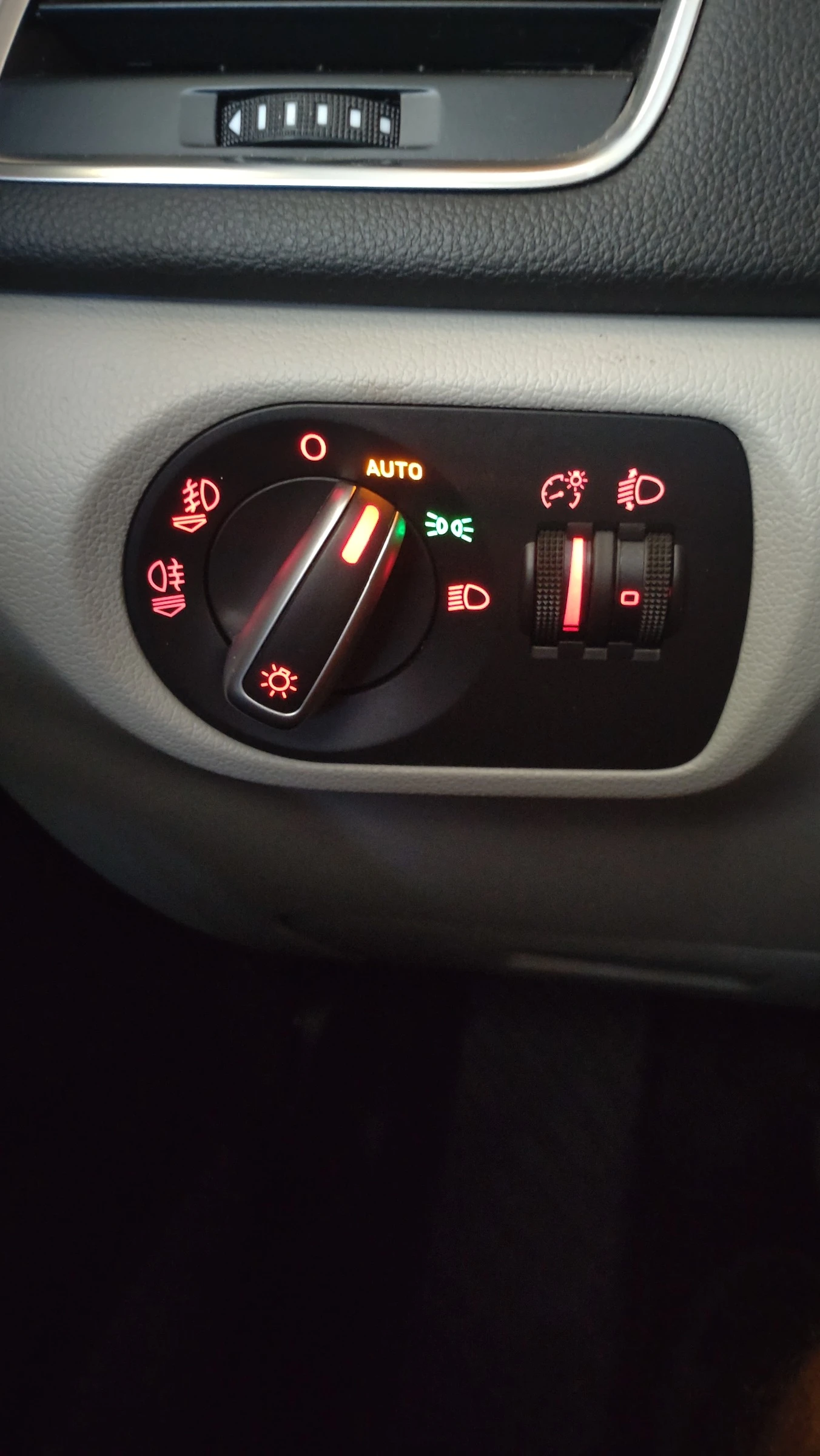 Audi Q3 2.0TDI, снимка 12 - Автомобили и джипове - 56103865