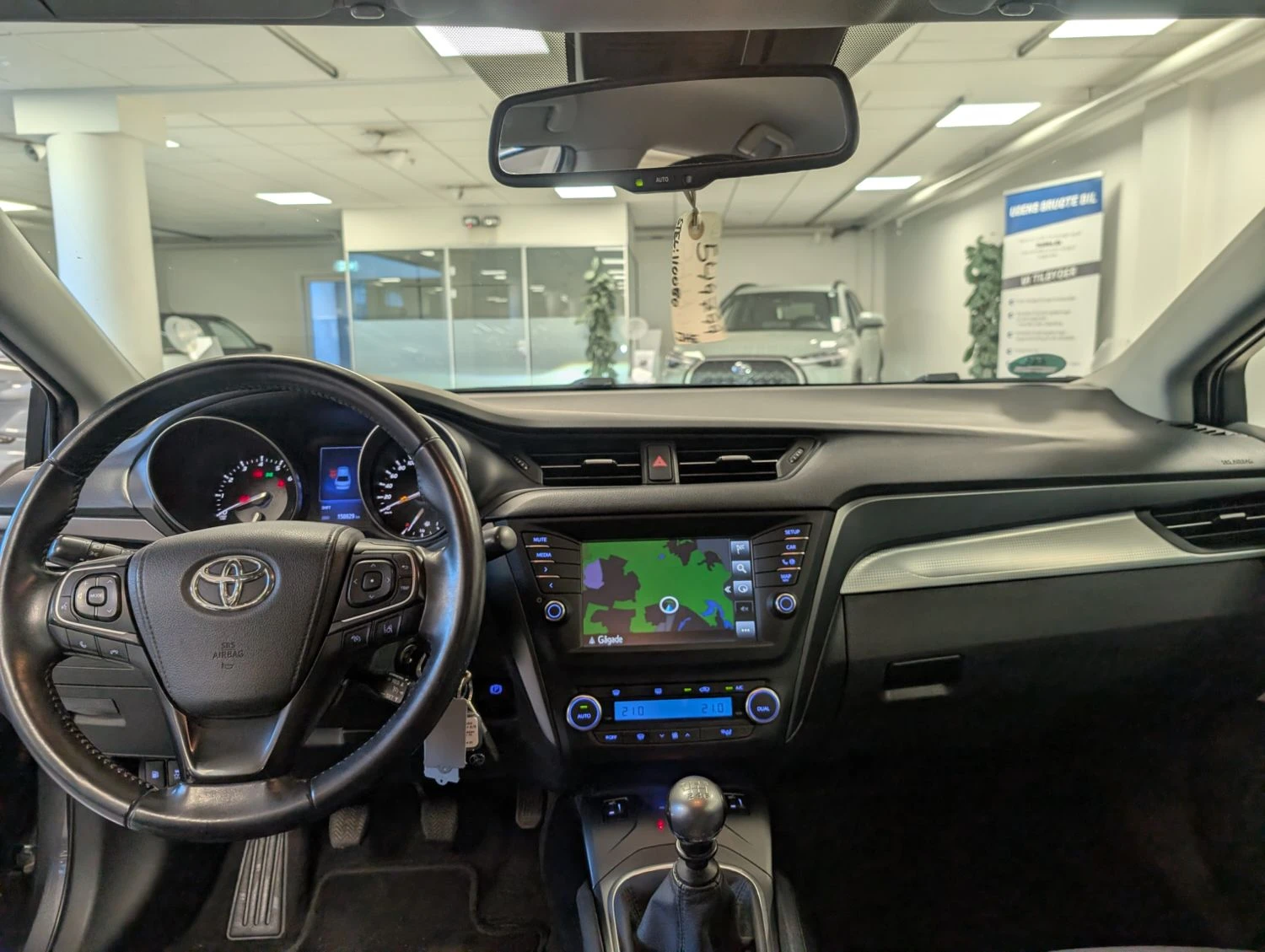Toyota Avensis 1.8 Бензин, снимка 3 - Автомобили и джипове - 55098410