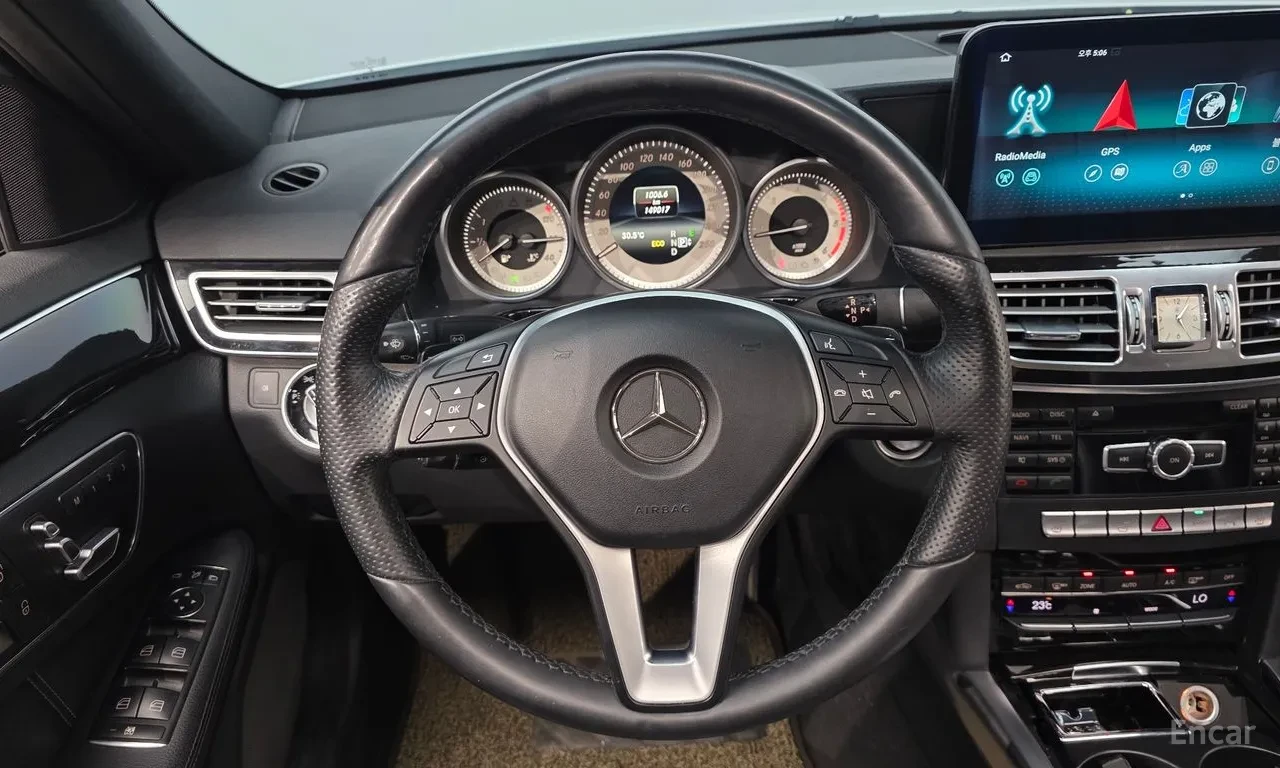 Mercedes-Benz E 220, снимка 9 - Автомобили и джипове - 56104919