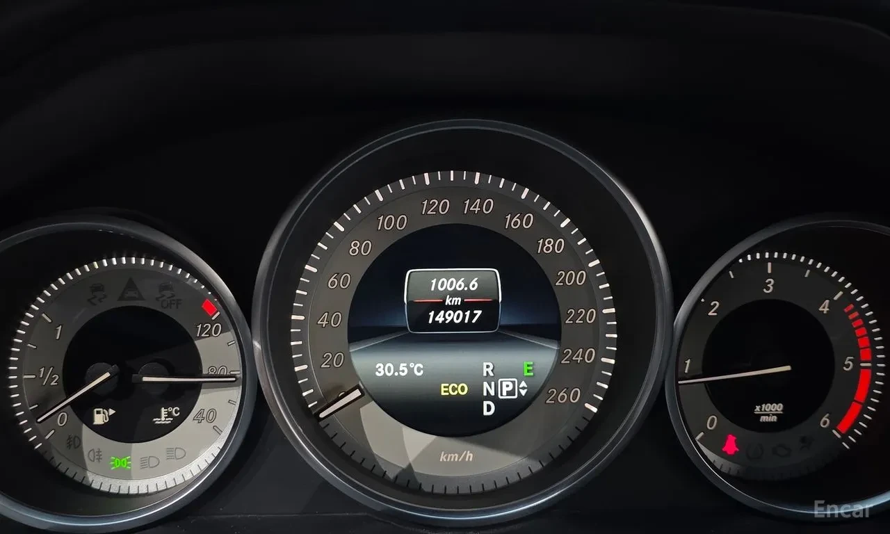 Mercedes-Benz E 220, снимка 5 - Автомобили и джипове - 56104919