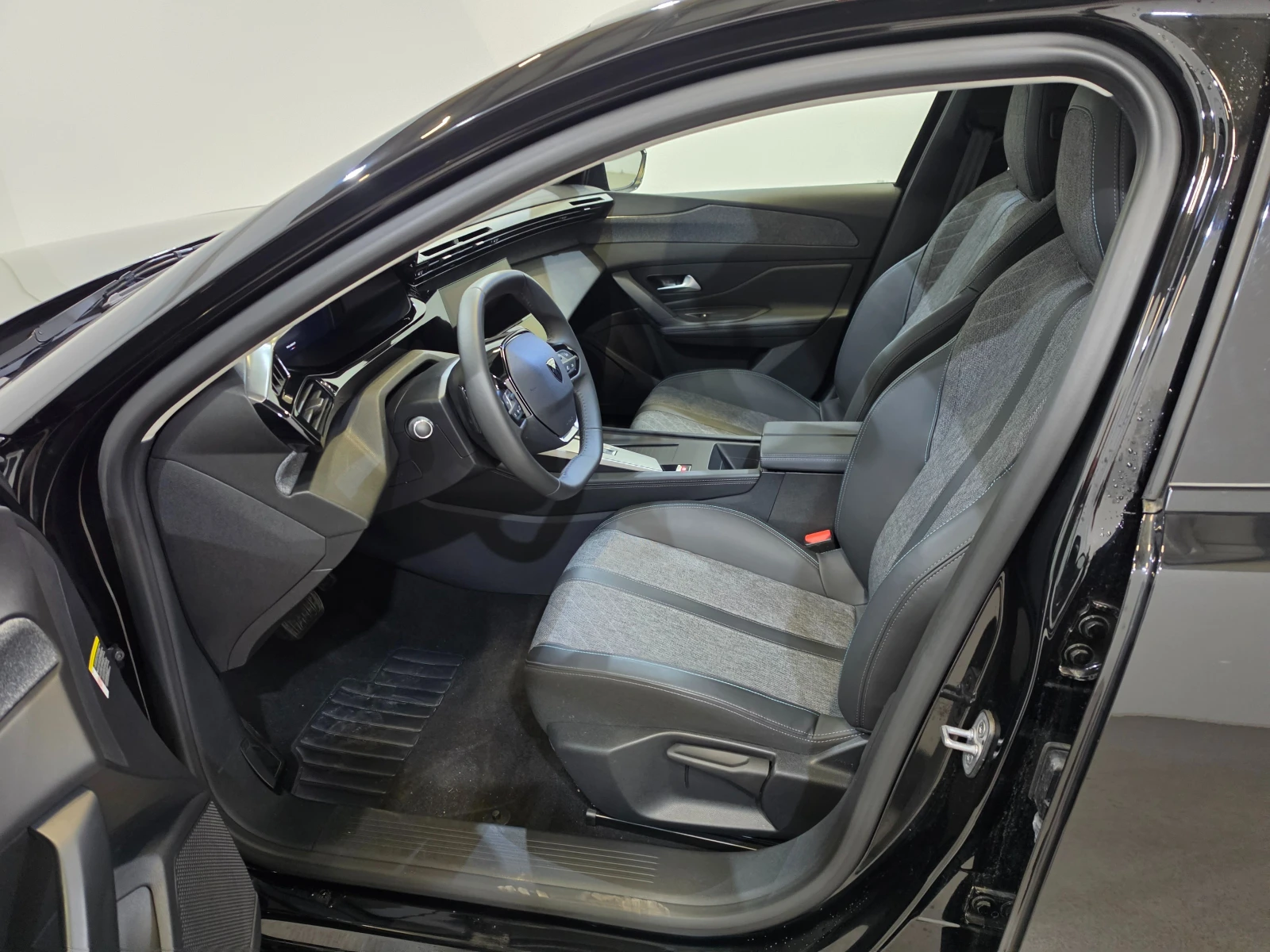 Peugeot 408 1.2 PureTech MHEV Allure Aut. LED-Xenon, снимка 12 - Автомобили и джипове - 55136243