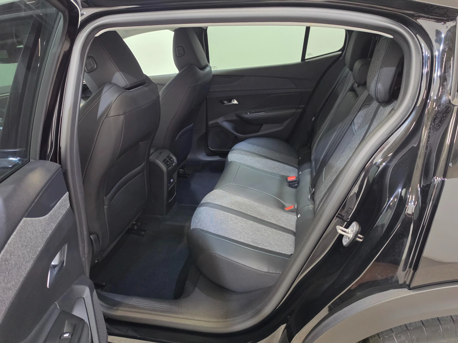 Peugeot 408 1.2 PureTech MHEV Allure Aut. LED-Xenon, снимка 9 - Автомобили и джипове - 55136243