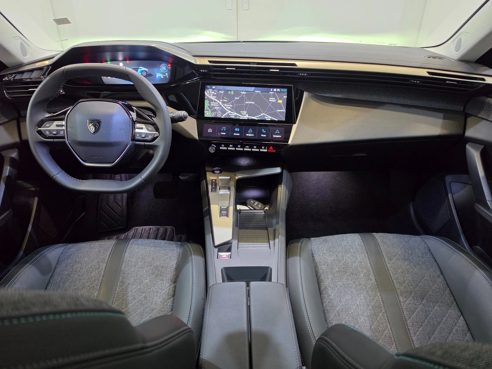 Peugeot 408 1.2 PureTech MHEV Allure Aut. LED-Xenon, снимка 11 - Автомобили и джипове - 55136243