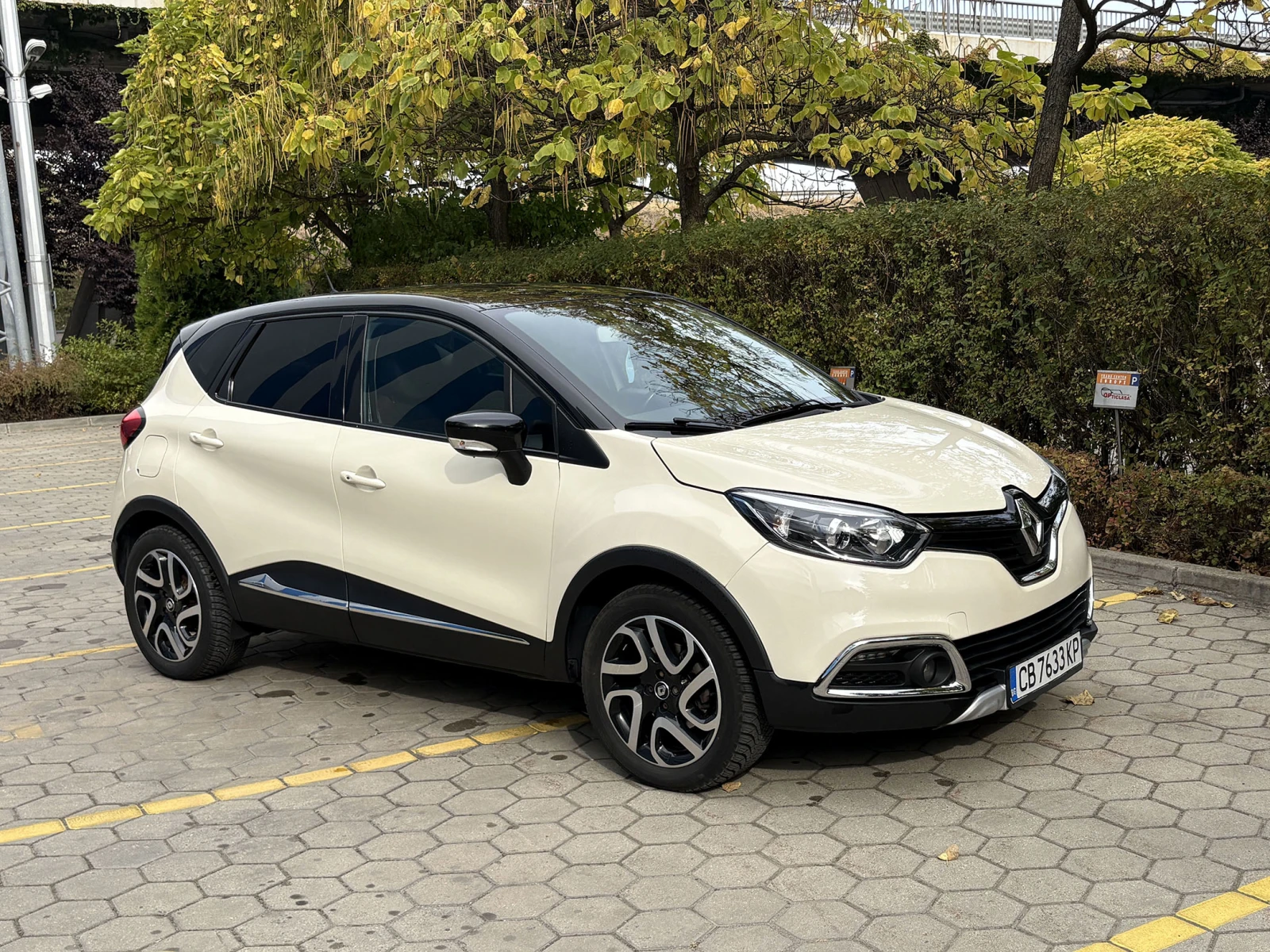 Renault Captur, снимка 6 - Автомобили и джипове - 56536363