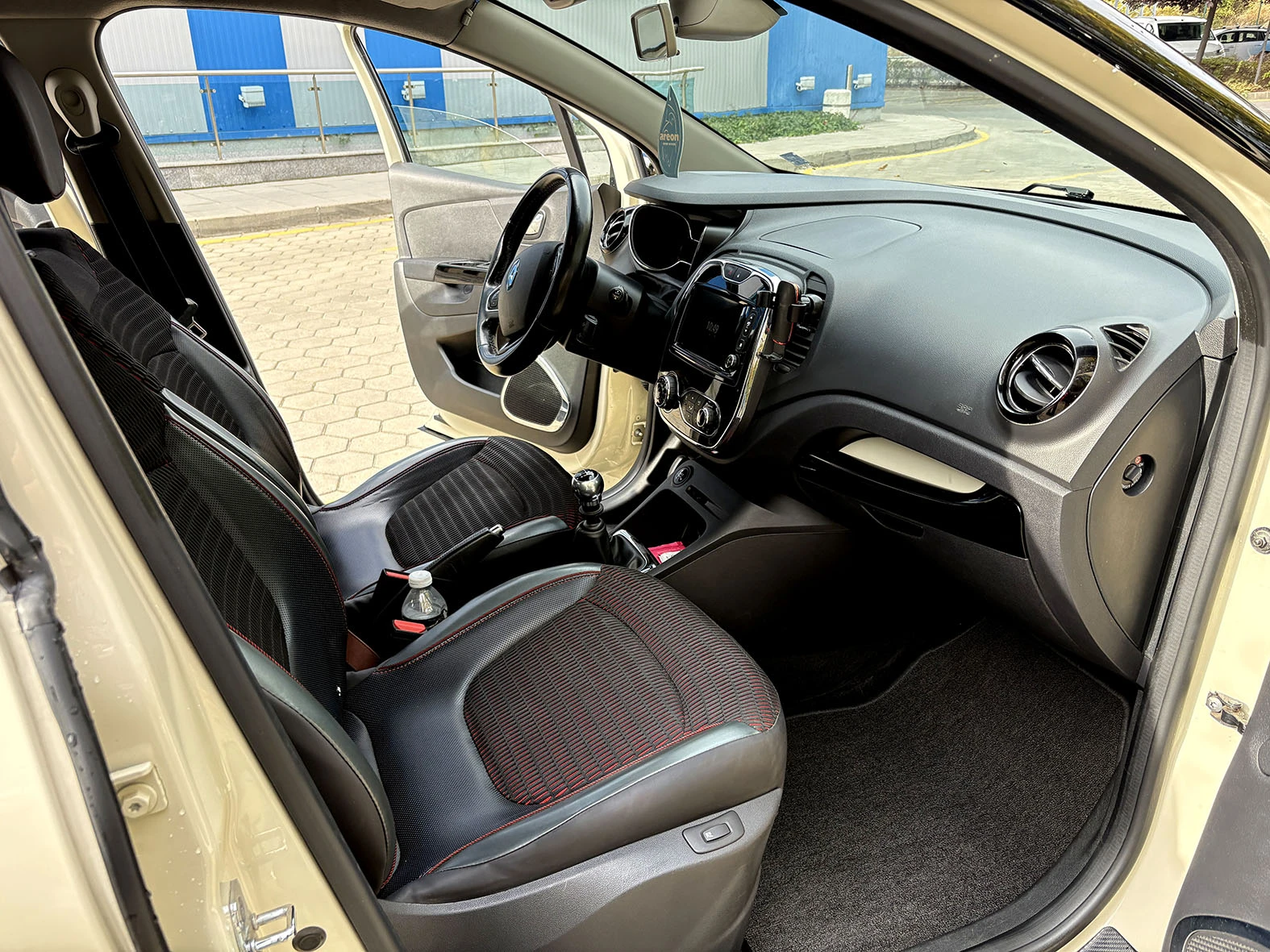 Renault Captur, снимка 12 - Автомобили и джипове - 56536363
