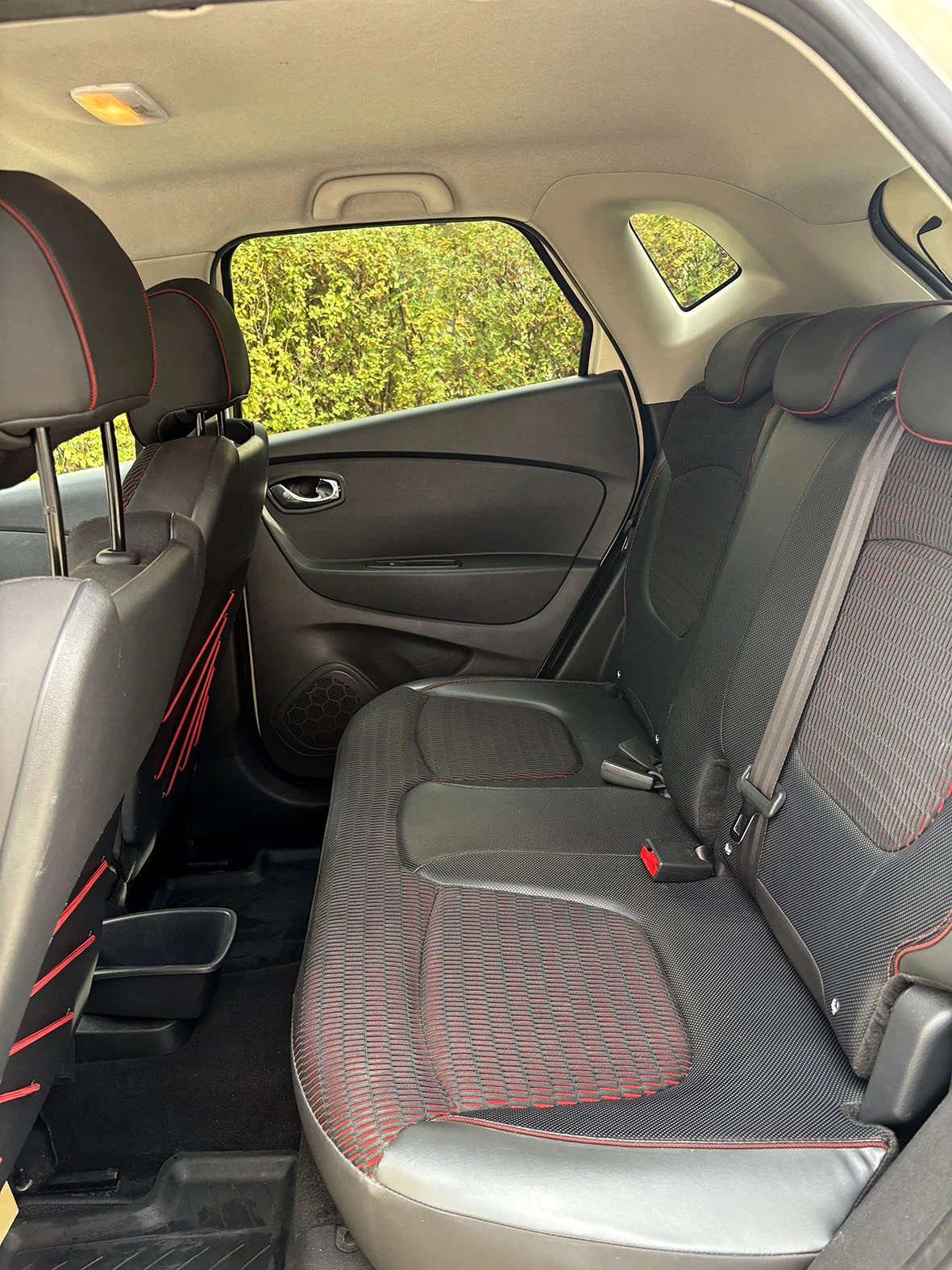Renault Captur, снимка 13 - Автомобили и джипове - 56536363