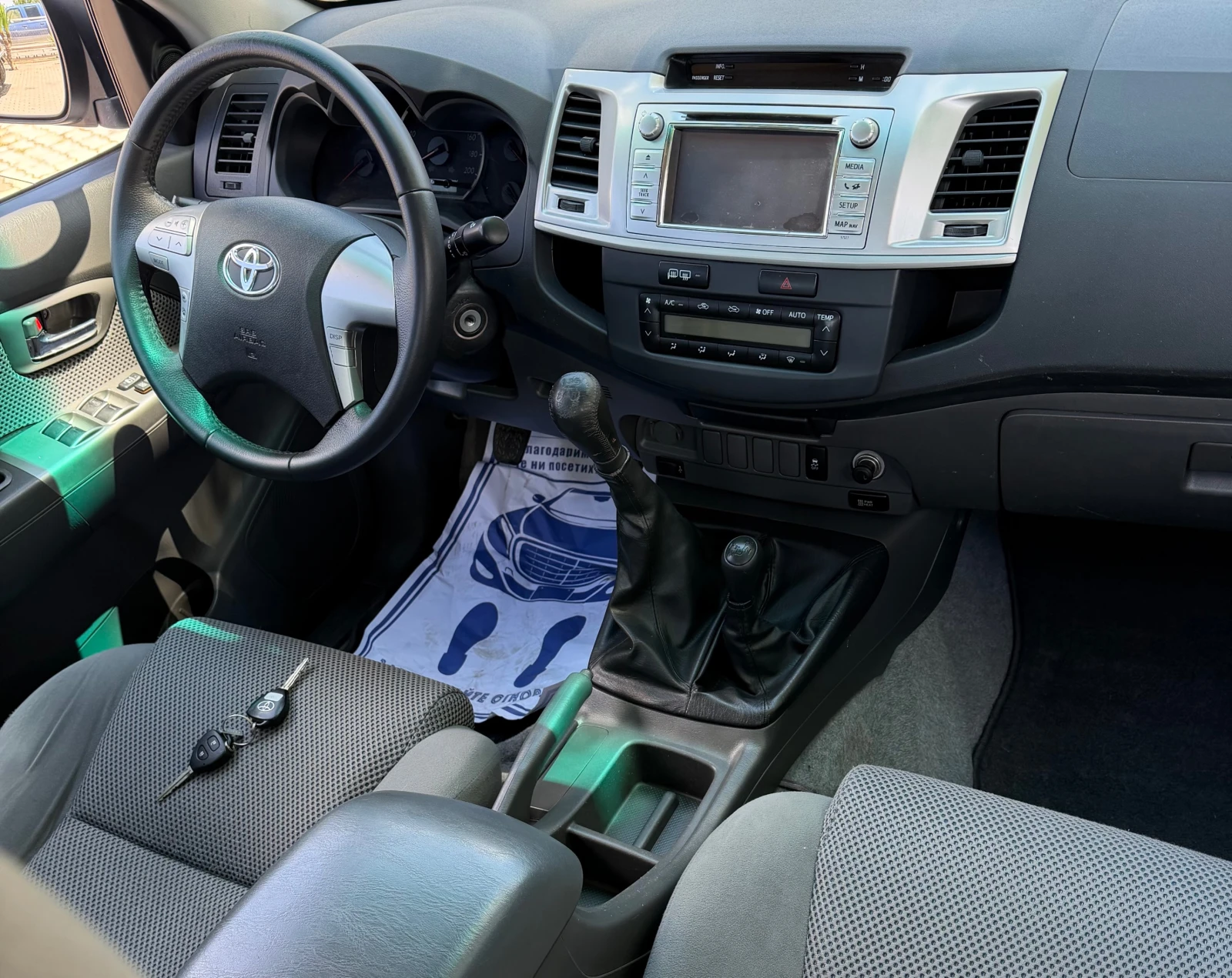 Toyota Hilux 2.5D-4D, снимка 13 - Автомобили и джипове - 55419809