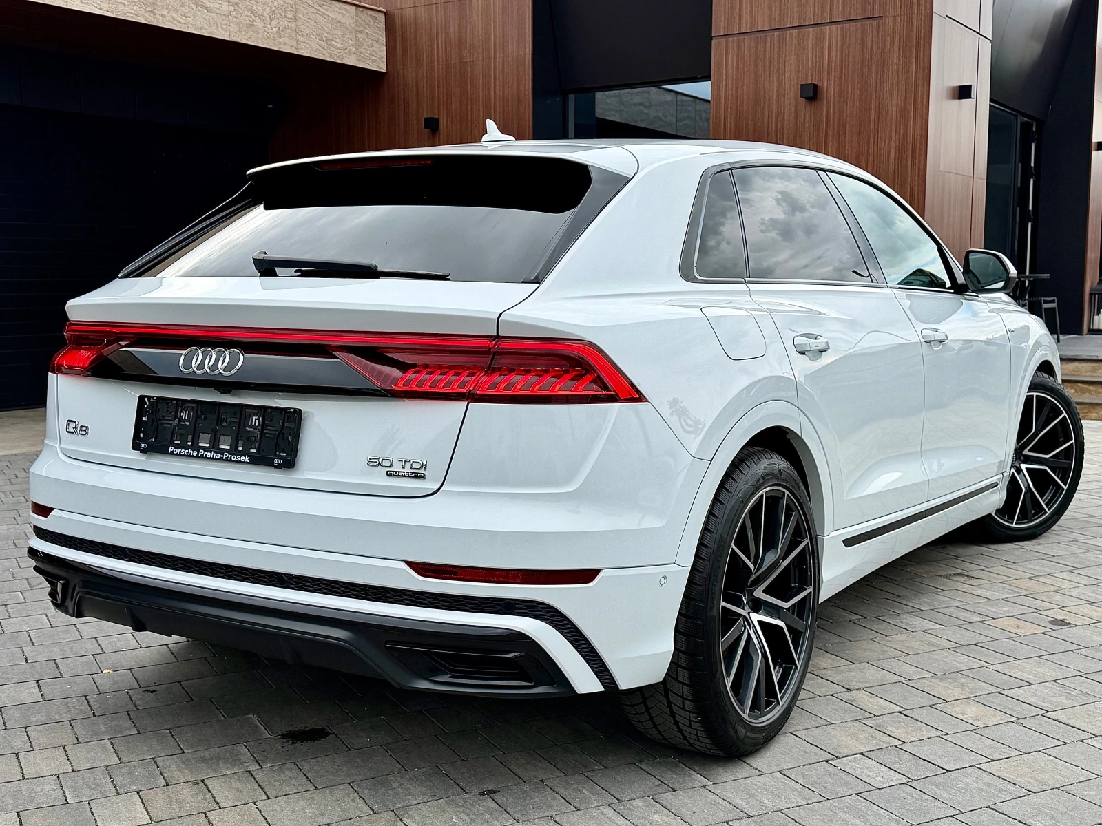 Audi Q8 50TDI S-line #VAKUM#B&O#Cam360#DISTR#KeyLes#MEMORY, снимка 2 - Автомобили и джипове - 56276070