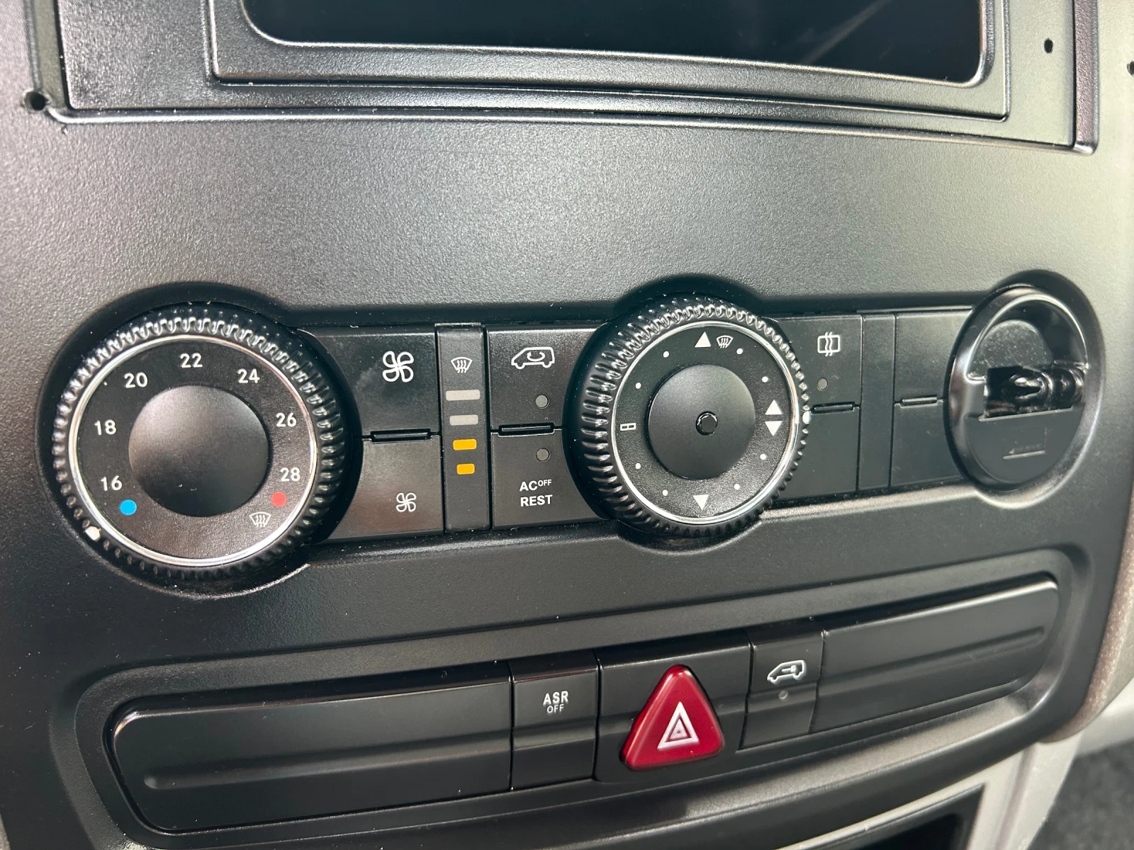 VW Crafter 2.5TDI КЛИМАТИК , снимка 12 - Бусове и автобуси - 56226337